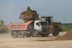 Прокуратура взялась за омскую компанию, которая незаконно складировала песок на берегу Иртыша