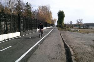 В Омске разметили велодорожку «Иртышский берег»