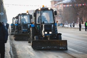 Из-за снега на омские дороги вывели 63 единицы техники