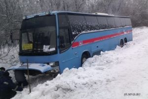 Под Омском автобус с пассажирами из Казахстана слетел в кювет