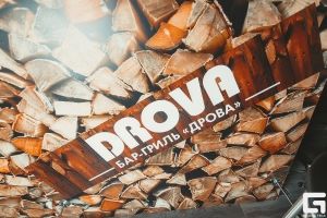 В Омске у бара «Доски» появился конкурент с «древесным» названием