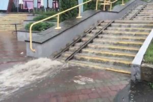 Ливень в Омске затопил дороги  - у «Сенкевича» образовался стихийный водопад 