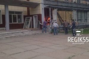 В Омске открытым огнем горит здание ОмГТУ