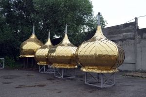Под золотыми куполами: главы будущего храма собирают вручную