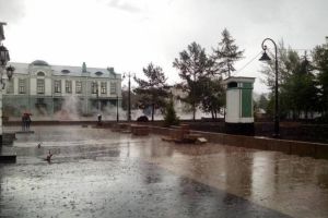 «Дымящийся» асфальт на Любинском в Омске прокомментировал подрядчик