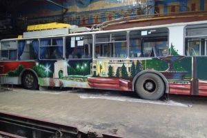 К 300—летию Омска граффитчики разрисовали троллейбус