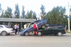 Днище на лобовом: в Омске пьяный водитель на «Мазде» заехал под ВАЗ-2115