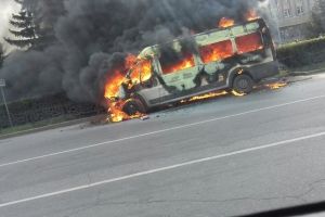 В центре Омска дотла сгорел пассажирский микроавтобус