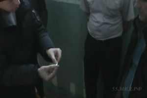 В Омске задержали мужчину с дозой героина в носке