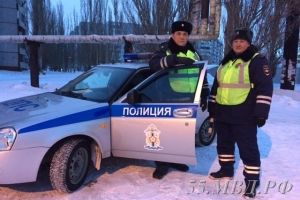 Под Омском автоинспекторы спасли замерзающего на трассе студента