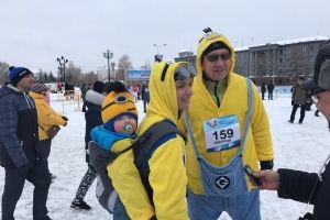 Дмитрий Карев пришел на зимний марафон в костюме миньона