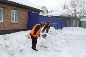 Сам себе спасатель: омичей попросили заранее взяться за лопаты и вывезти тающий снег