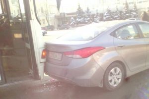 В Омске столкнулись пассажирский автобус и иномарка