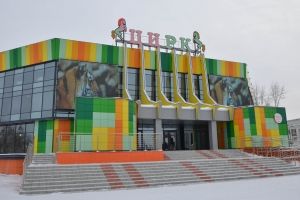 На территории омского цирка разобьют парк с скамейками и детским городком