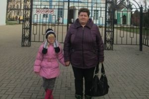 Омские чиновники заставляют девочку любить родную мать, которую та видела всего два раза
