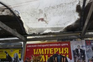 В Омске снежная глыба пробила крышу остановки