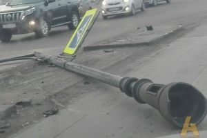 Появилось видео аварии на Любинском проспекте, в которой водитель снес фонарный столб