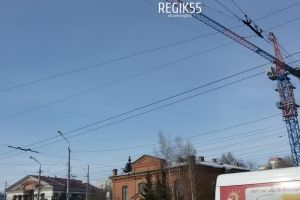 Нависший над дорогой в центре Омска кран вызвал тревогу у жителей