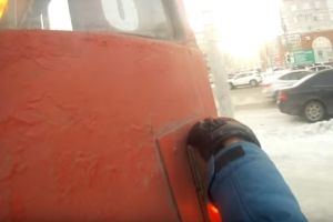 В Омске зацепер сорвался с трамвая и сломал ногу (видео)