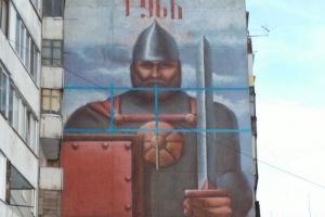 В Омске монтажники испортили граффити «Витязь»