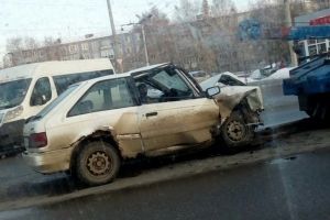 На Левом берегу в Омске столкнулись «КамАЗ» и Mazda — есть пострадавшие