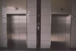 В Омске с начала года заменили 33 лифта