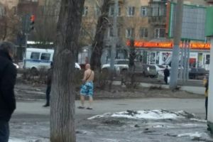 По Омску разгуливает мужчина в шортах