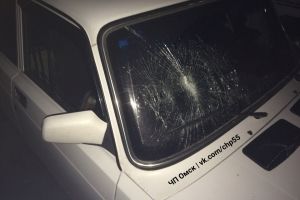 Омич разбил стекла в трех автомобилях в центре города