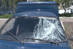 Гость из Новосибирска так спешил в родной город, что разбил стекла у восьми автомобилей в Омске