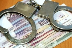 В Омске вор разбросал по офисному зданию похищенные деньги