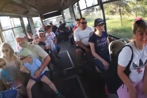 Родители омских школьников сняли пародию на популярную песню «Тает лед» (видео)
