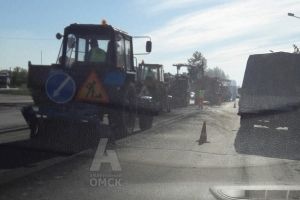  В Омске начали ремонтировать дороги без предупреждения
