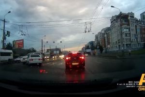 В Омске водитель ВАЗа въехал в Land Cruiser и попытался спастись бегством [видео]