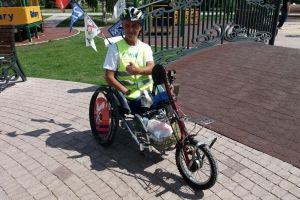 «Господь Бог, коляска и я»: в Омск на хендбайке прибыл 57-летний путешественник-инвалид
