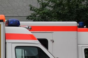В Омске 16-летний подросток врезался на мопеде в бордюр и попал в больницу
