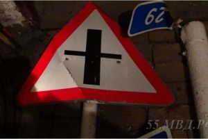 Житель Омской области украл три дорожных знака