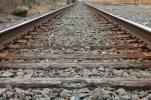24-летний омич погиб под колесами поезда на станции Любинской