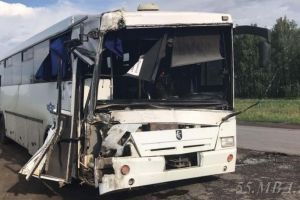 Под Омском в ДТП с автобусом пострадало 7 человек