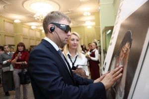 Видеть насковозь: в Омске открылась выставка тактильных картин