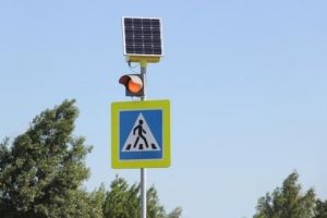 У 12 омских школ установили светофоры на солнечных батареях