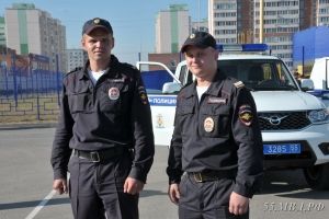 Омские полицейские отговорили подростка от прыжка с пятого этажа
