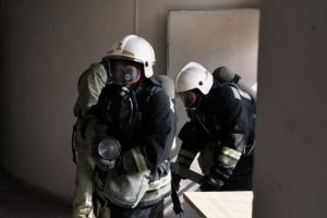 Омские пожарные вывели 12 человек из горящего дома