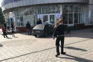 В Омске припаркованный на ступенях торгового комплекса ВАЗ был без водителя (видео)