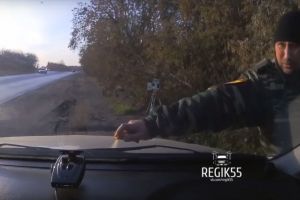 Омский смотритель за дорожной видеокамерой распылял газовый баллончик, чтобы заставить водителя ...