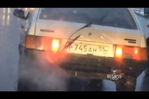 Технологии будущего: Омский автолюбитель чистит номера задним дворником (Видео)