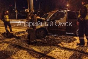 Ночью в Омске «Тойота» протаранила столб, погибла женщина