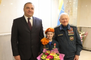 Глава МЧС России наградил омскую школьницу медалью