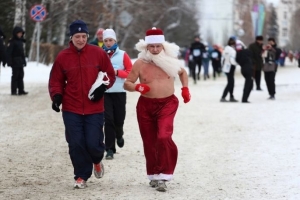 В Омске ищут участника Рождественского полумарафона в самом оригинальном костюме