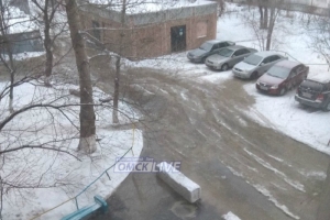 В центре Омска вода заливает дворы
