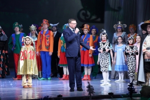 Александр Бурков в Новый год пожелал детям мечтать, а родителям — терпеть